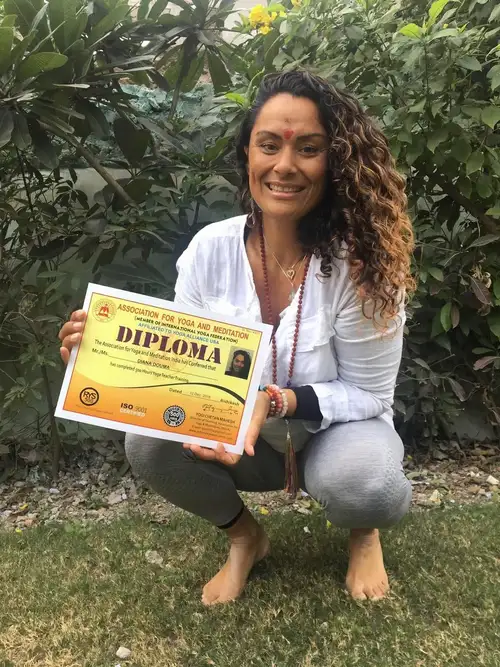 Diana Douma met haar certificaat van de yoga-opleiding in India